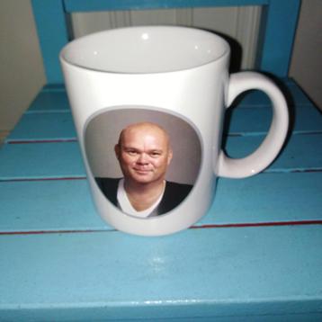 Beker met afbeelding van Paul de Leeuw 1983 / 2008 beschikbaar voor biedingen