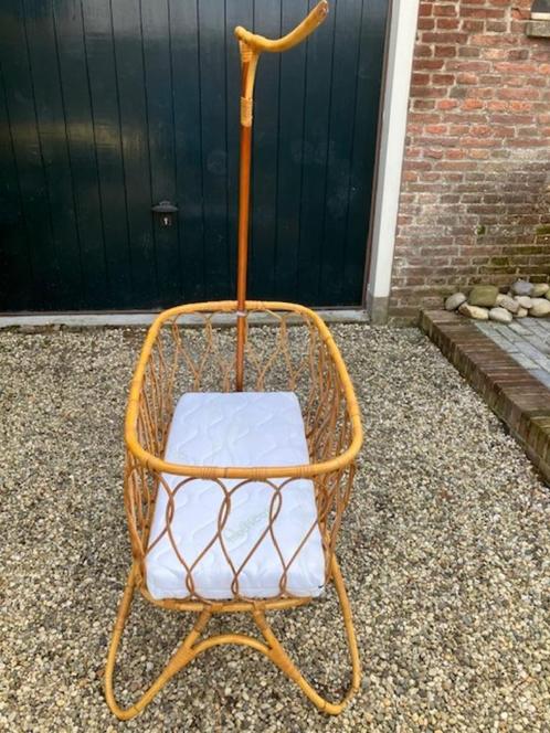 Vintage rotan wieg met matras, hemel en bekleding € 50,00, Kinderen en Baby's, Babywiegjes en Ledikanten, Gebruikt, Wieg, Ophalen of Verzenden