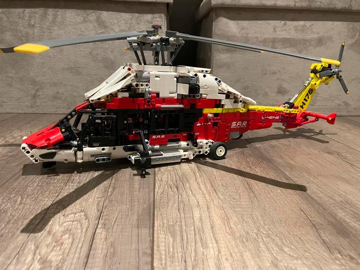 Lego technic helicopter airbus 42145, Hobby en Vrije tijd, Modelbouw | Radiografisch | Helikopters en Quadcopters, Zo goed als nieuw