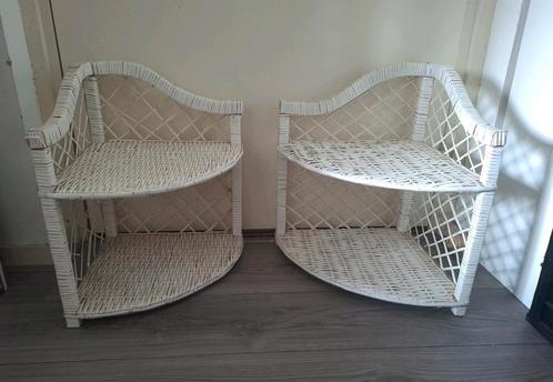 Rieten hoek etagère wit (2x), Huis en Inrichting, Woonaccessoires | Overige, Ophalen of Verzenden