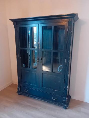 Vintage kast, dubbele deur beschikbaar voor biedingen