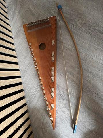 Strijkpsalterium met Strijkstok beschikbaar voor biedingen