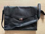 Zwarte leren crossbody/schoudertas met flap, Sieraden, Tassen en Uiterlijk, Tassen | Schoudertassen, Ophalen of Verzenden, Zo goed als nieuw