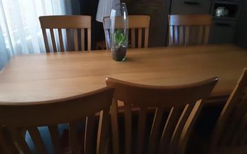 Houten Eetkamertafel met zes stoelen beschikbaar voor biedingen