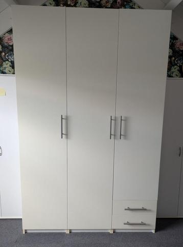 Riant grote Ikea kledingkast beschikbaar voor biedingen