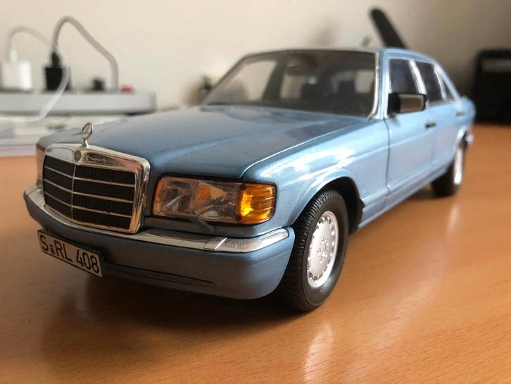Mercedes-Benz 560SEL (W126), schaal 1:18 NOREV lichtblauw, Hobby en Vrije tijd, Modelauto's | 1:18, Nieuw, Auto, Norev, Ophalen of Verzenden