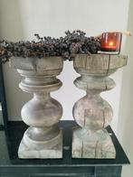Twee zware balusters van oud hout, Ophalen