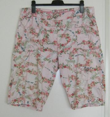 Roze bermuda met bloemen en kraanvogel motief, maat XL/XXL. beschikbaar voor biedingen