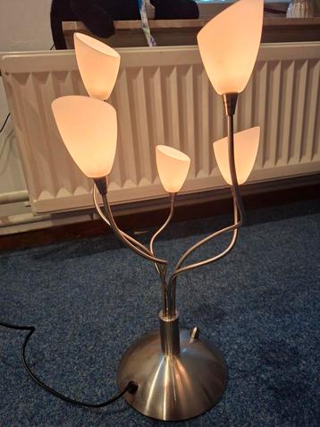 Tafellamp met 5 lampen beschikbaar voor biedingen