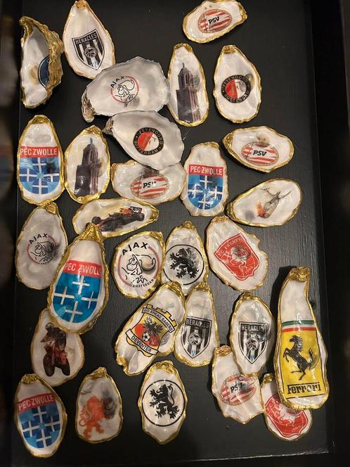 Voetbal logo origineel uniek cadeau in een oester, Verzamelen, Sportartikelen en Voetbal, Nieuw, Buitenlandse clubs, Ophalen of Verzenden