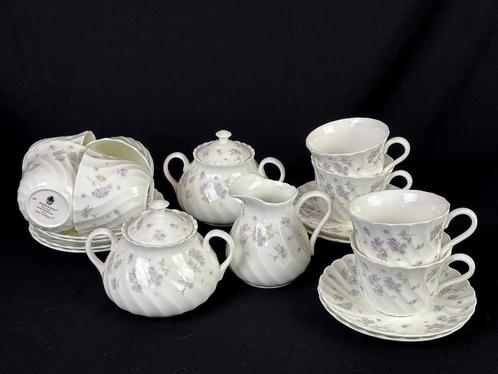 Wedgwood APRIL FLOWERS servies, Huis en Inrichting, Keuken | Servies, Zo goed als nieuw, Kop(pen) en/of Schotel(s), Wedgwood, Porselein