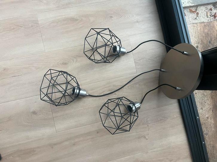 Moderne hanglamp met 3 geometrische kappen, Huis en Inrichting, Lampen | Hanglampen, Gebruikt, 50 tot 75 cm, Metaal, Ophalen