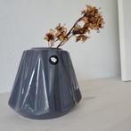 NIEUW vaasje House Doctor donker grijs geometrisch design, Ophalen of Verzenden, Nieuw, Overige kleuren, Minder dan 50 cm