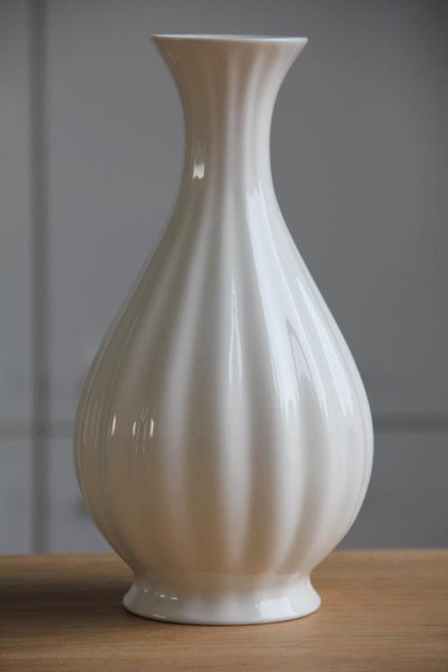 Delfts wit vaas | hoogte: 28 cm, Huis en Inrichting, Woonaccessoires | Vazen, Zo goed als nieuw, Wit, Minder dan 50 cm, Aardewerk of Porselein