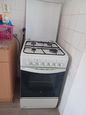 Indesit Gasfornuis met elektrische oven beschikbaar voor biedingen
