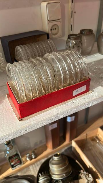 Vintage Glazen Onderzetters beschikbaar voor biedingen