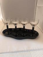 Vier wijnglazen met zwarte bolsteel, Ophalen