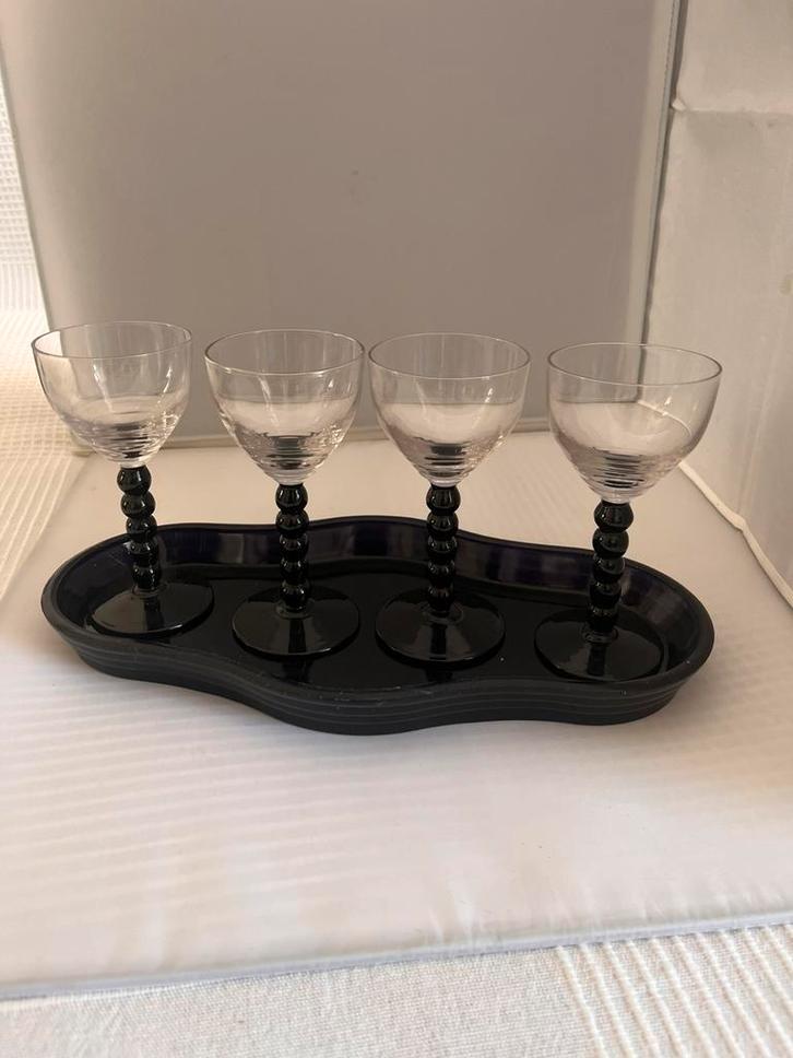 Vier wijnglazen met zwarte bolsteel, Antiek en Kunst, Antiek | Glas en Kristal, Ophalen