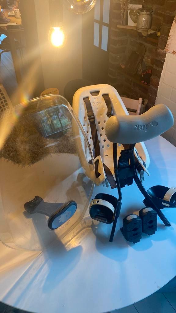 Yepp Thule witte kinderstoel met windscherm, Fietsen en Brommers, Fietsaccessoires | Fietsstoeltjes, Gebruikt, Voorzitje, 0 t/m 18 kg
