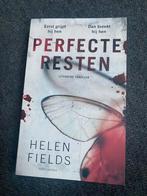 Perfecte resten - Helen Fields, Ophalen of Verzenden, Zo goed als nieuw, Nederland