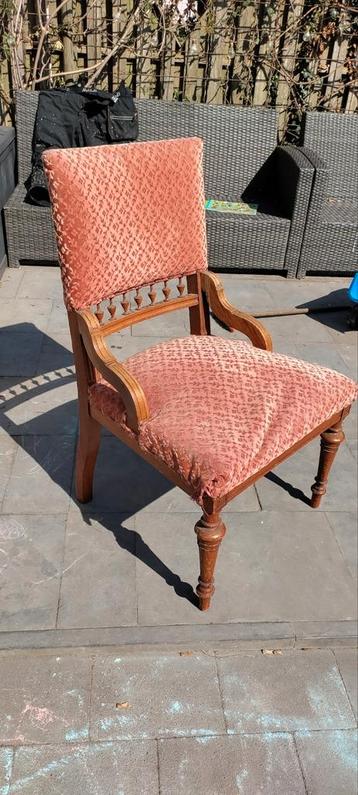 Twee vintage stoelen beschikbaar voor biedingen