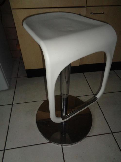 Design kruk Ikea in hoogte verstel- en zwenkbaar, Huis en Inrichting, Barkrukken, Zo goed als nieuw, 60 tot 90 cm, Kunststof, Metaal