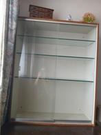 Vitrinekastje met glazen schuifdeurtjes.   1.10 bij 0.90cm, Ophalen