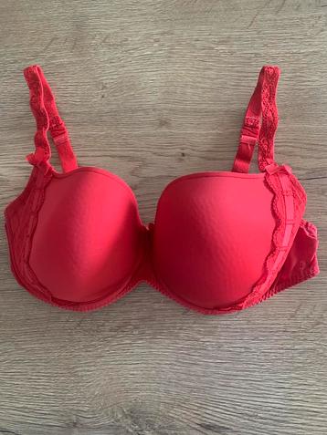 Prima donna  twist 90D voorgevormd rood beschikbaar voor biedingen