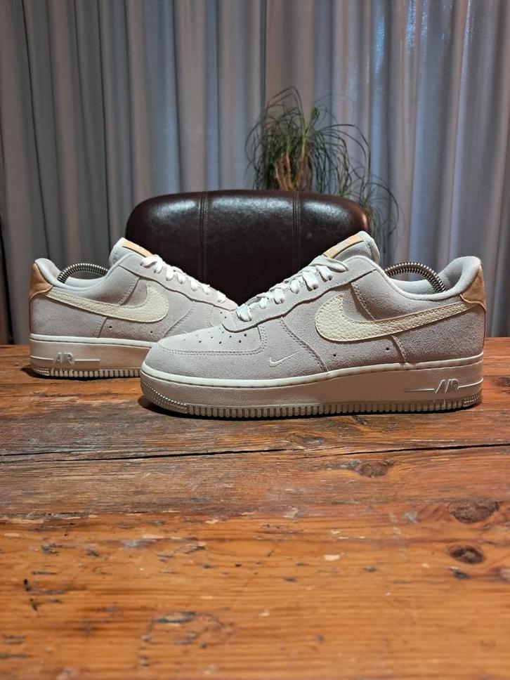 Nike Air Force 1 Premium Suède 'Light Bone' Size 40, Kleding | Dames, Schoenen, Zo goed als nieuw, Sneakers of Gympen, Grijs, Ophalen of Verzenden