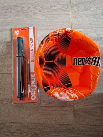 Oranje knvb voetbal met pomp beschikbaar voor biedingen