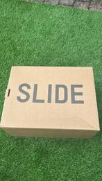 Yeezy slides dark onyx maat 42, Kleding | Heren, Schoenen, Ophalen of Verzenden, Zo goed als nieuw, Zwart