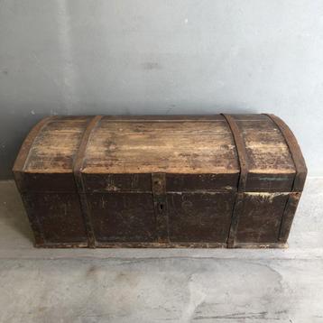 Bruinpaarse houten kist