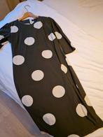 Groene jurk met stippen - Maat M, Kleding | Dames, Jurken, Maat 38/40 (M), Ophalen of Verzenden, Zo goed als nieuw, Knielengte