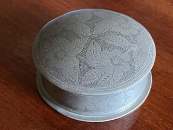 3 KLEINE DEKSELDOOSJES, O.A. ROND BANKA TIN beschikbaar voor biedingen
