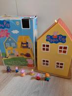 Peppa pig huis met doos en 6 poppetjes, Ophalen of Verzenden