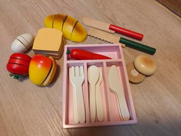 Houten speelgoed (bestek en eten) beschikbaar voor biedingen