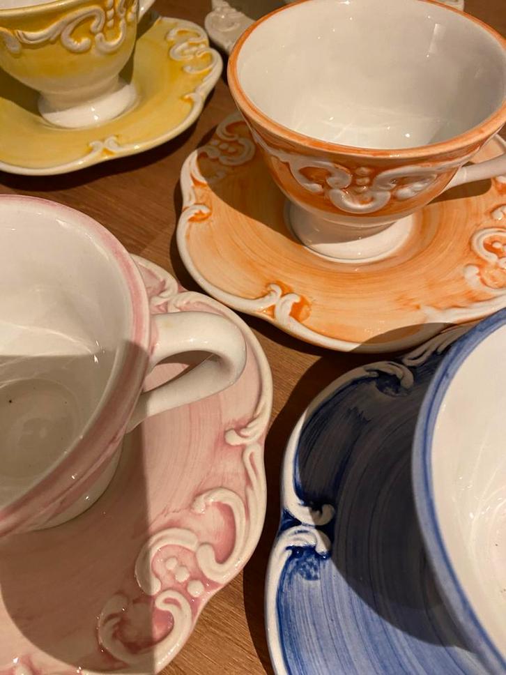 Set van 6 gekleurde koffie/theekopjes met schotels, Antiek en Kunst, Antiek | Keramiek en Aardewerk, Ophalen of Verzenden