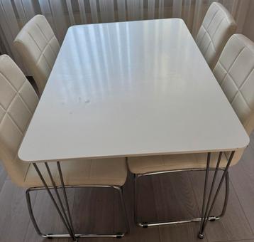 Eettafel + 4 stoelen