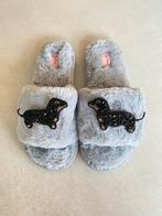 Fluffy Slippers Pantoffels met teckel broche maat 38/39, Kleding | Dames, Schoenen, Verzenden, Nieuw, Pantoffels of Sloffen, Grijs
