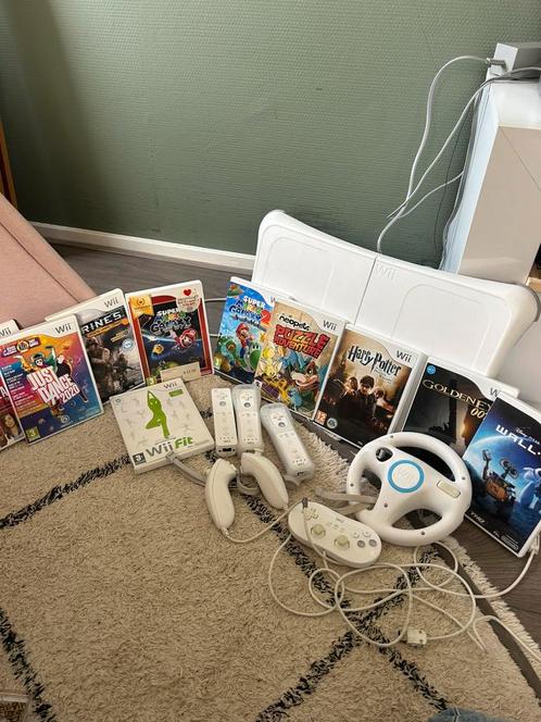 Wii Sports Bundle, Spelcomputers en Games, Spelcomputers | Nintendo Wii, Zo goed als nieuw, Met 2 controllers, Ophalen