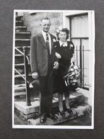 Foto ELSINGA, Franeker; Bruidspaar op trap gemeentehuis 1946, Gebruikt, Foto, Ophalen of Verzenden, 1940 tot 1960