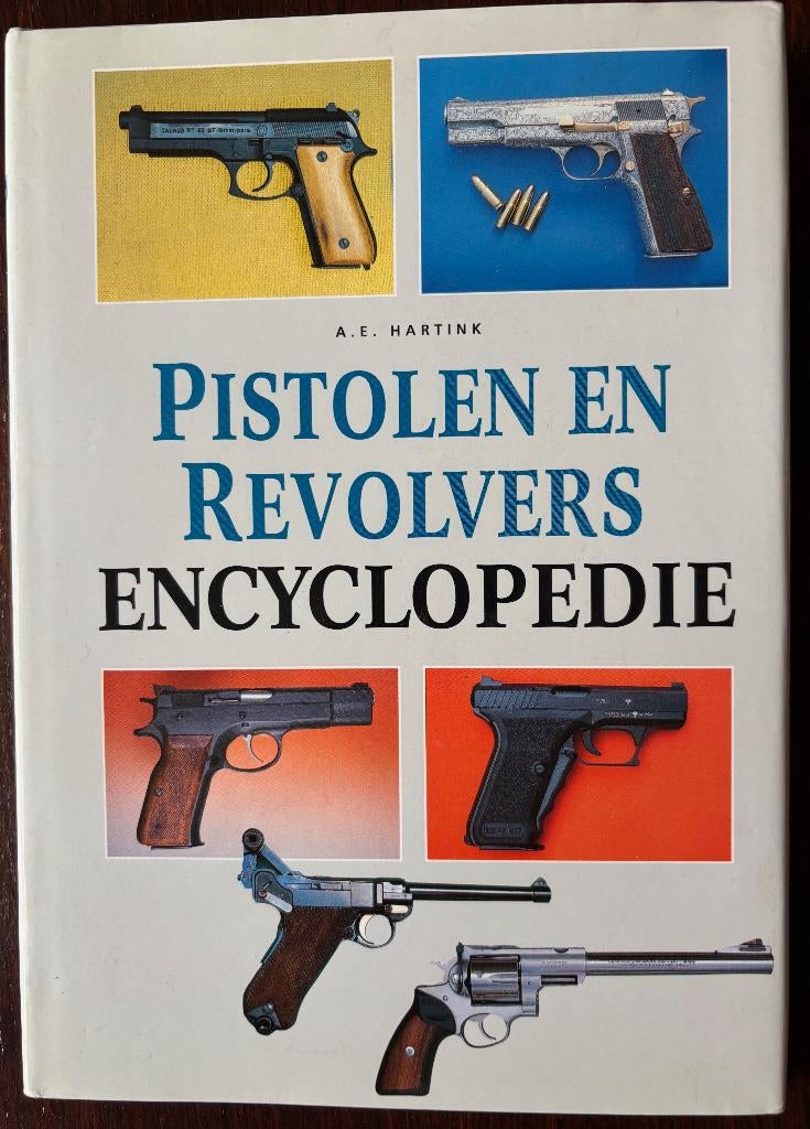 Pistolen en revolvers encyclopedie. A.E.Hartink., Ophalen of Verzenden, Zo goed als nieuw, Overige sporten