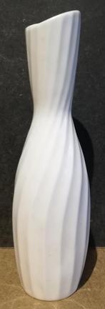 Vaas. K. R. O. GOEDEWAAGEN. Gouda. 'White Lady'. Bone C., Ophalen, Wit, Aardewerk of Porselein, Zo goed als nieuw