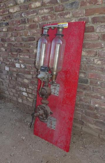 oude benzinepomp met glazen bollen beschikbaar voor biedingen