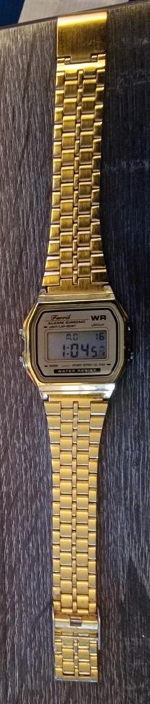 Horloge digitaal. beschikbaar voor biedingen