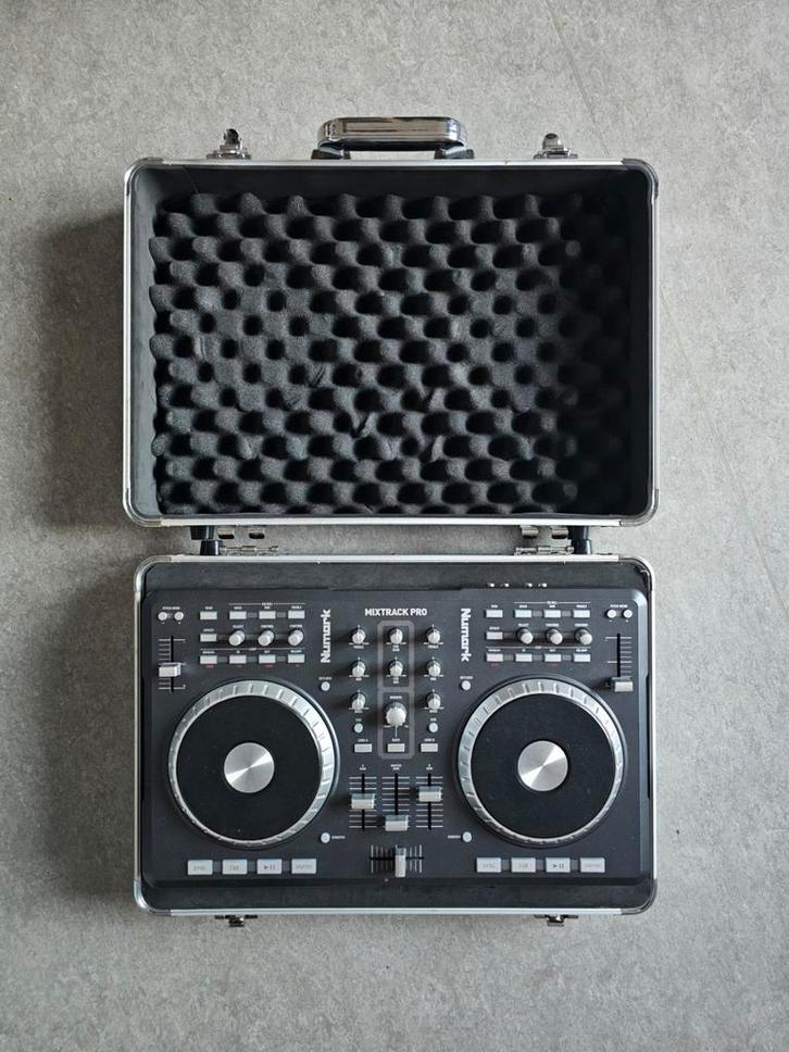 Numark Mixtrack Pro DJ Controller met Hard Case, Muziek en Instrumenten, Dj-sets en Draaitafels, Zo goed als nieuw, Numark, Ophalen of Verzenden