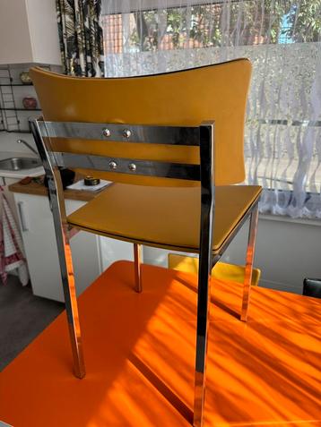 4 Vintage eetkamerstoelen (jaren ‘60). 3x okergeel/ 1x zwart beschikbaar voor biedingen