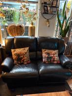 2 zit bank zwart leer met 1 relax systeem, Huis en Inrichting, Banken | Bankstellen, Tweepersoons, Ophalen of Verzenden, Zo goed als nieuw