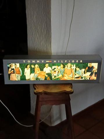 Tommy Hilfiger Reclamelamp Lichtbak Jaren '80 beschikbaar voor biedingen