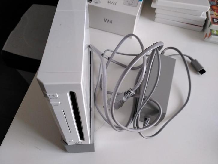 Nintendo Wii met toebehoren, in goede staat, Spelcomputers en Games, Spelcomputers | Nintendo Wii, Gebruikt, Met 2 controllers